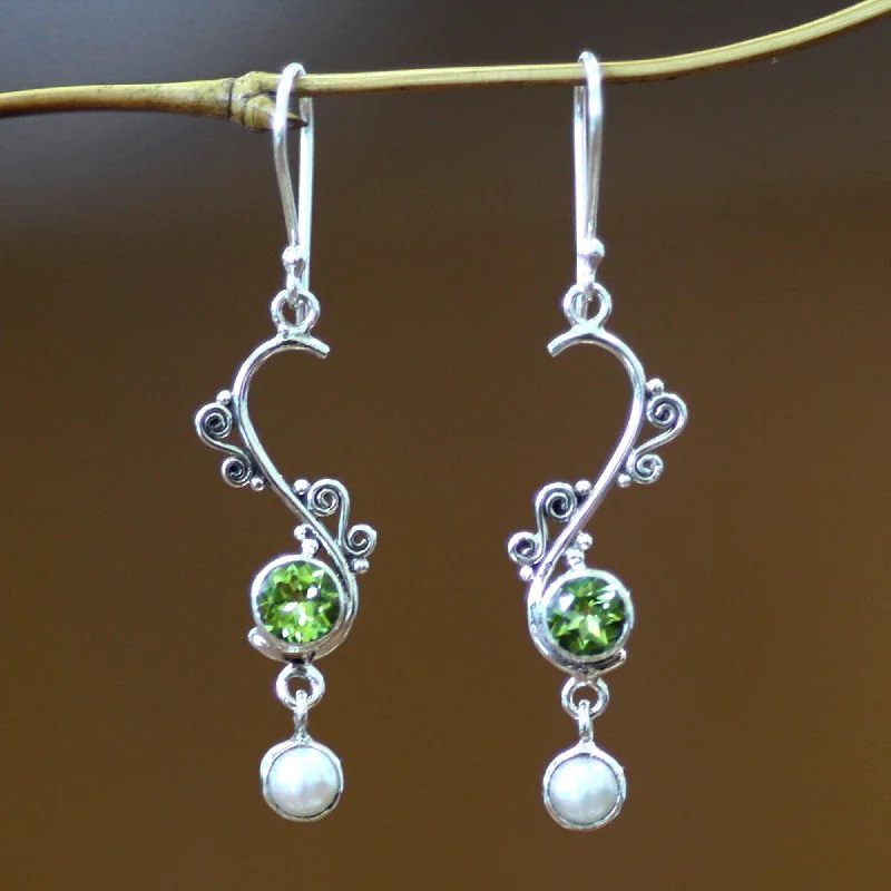 - Teething and chewing toys for puppiesGraceful Pearl and peridot dangle earrings